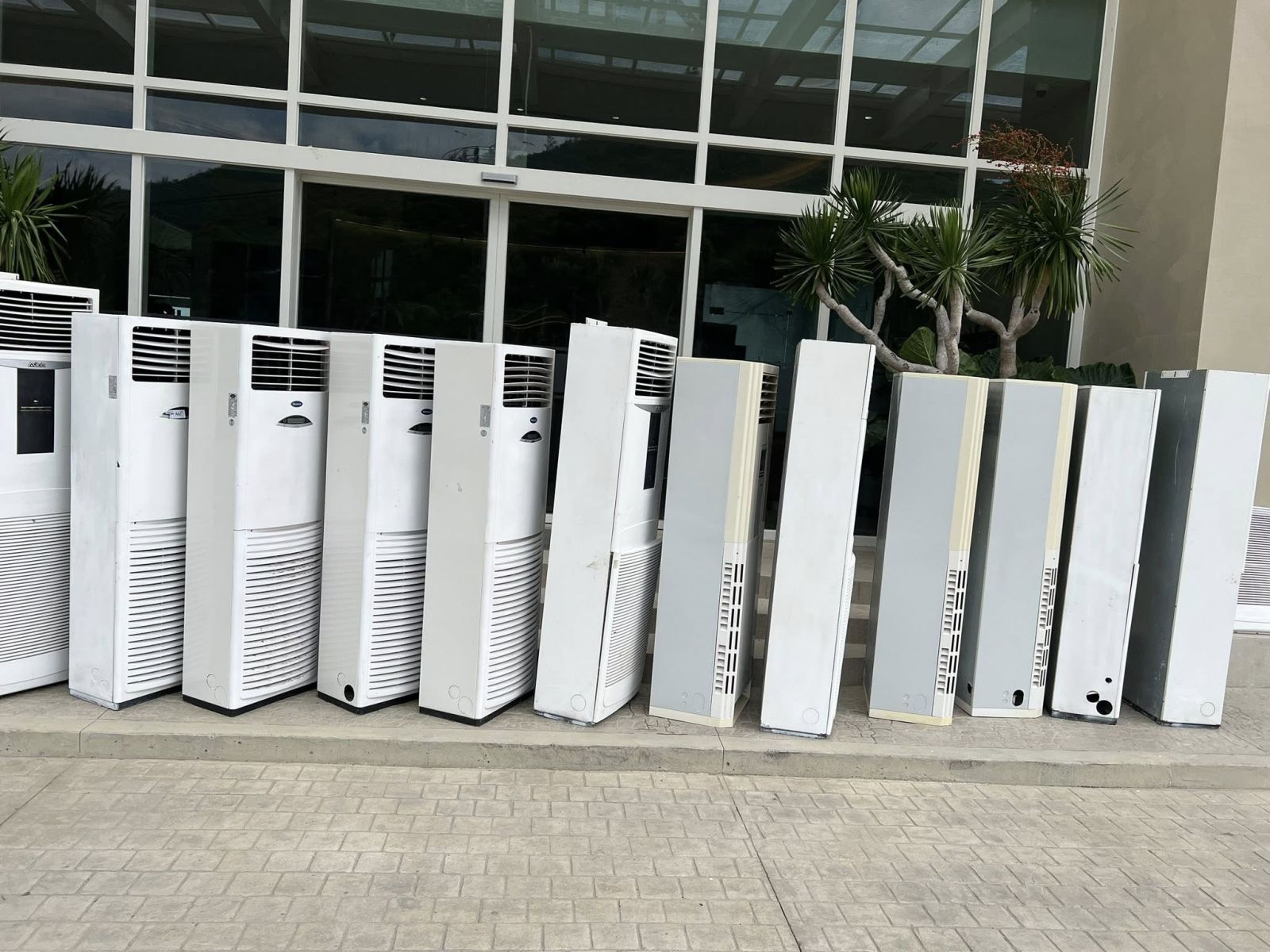 Cho Thuê Máy Lạnh Sự Kiện Tại Hóc Môn - Dàn Máy Lạnh Tủ Đứng Đặt Trong Sảnh Điện Lạnh Đại Hùng Dũng