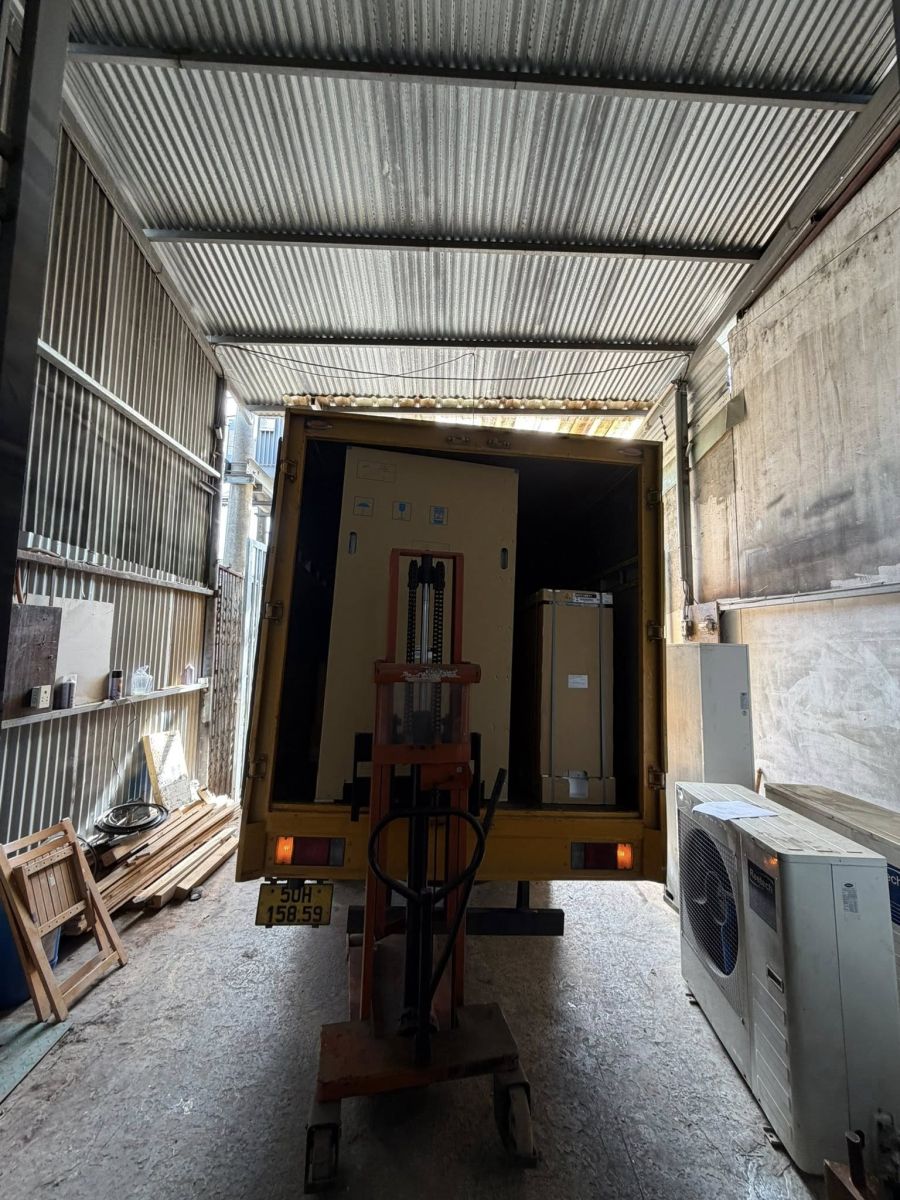 Cho Thuê Máy Lạnh Sự Kiện Tại Hóc Môn - Xe Nâng Hàng Bốc Xếp Máy Lạnh Lên Xe Tải Điện Lạnh Đại Hùng Dũng