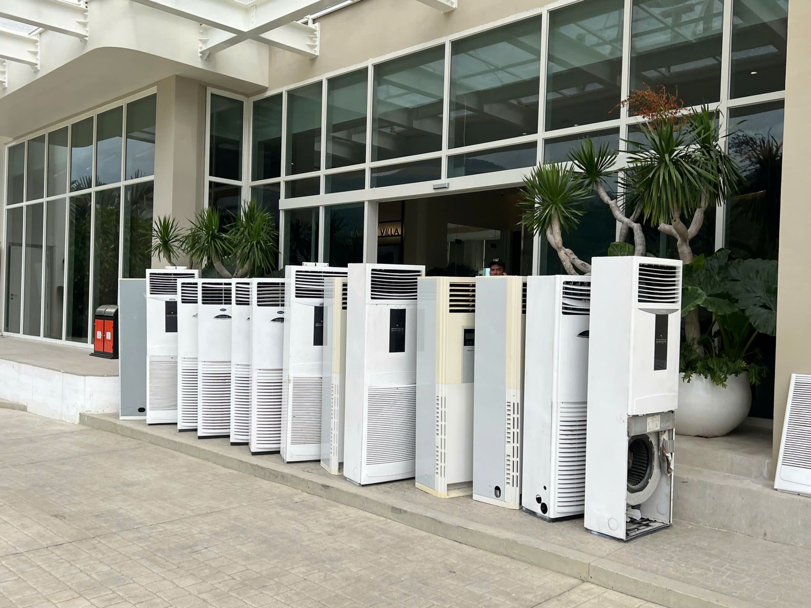 Cho Thuê Máy Lạnh Tại Hóc Môn - Hàng Máy Lạnh Tủ Đứng Xếp Hàng Mặt Tiền Điện Lạnh Đại Hùng Dũng
