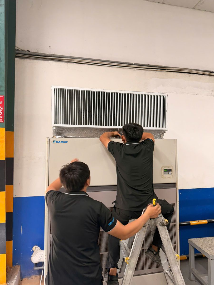 Điện Lạnh Đại Hùng Dũng - Kỹ Thuật Viên Thi Công Lắp Đặt Máy Lạnh Tủ Đứng Trong Nhà Xưởng Hóc Môn