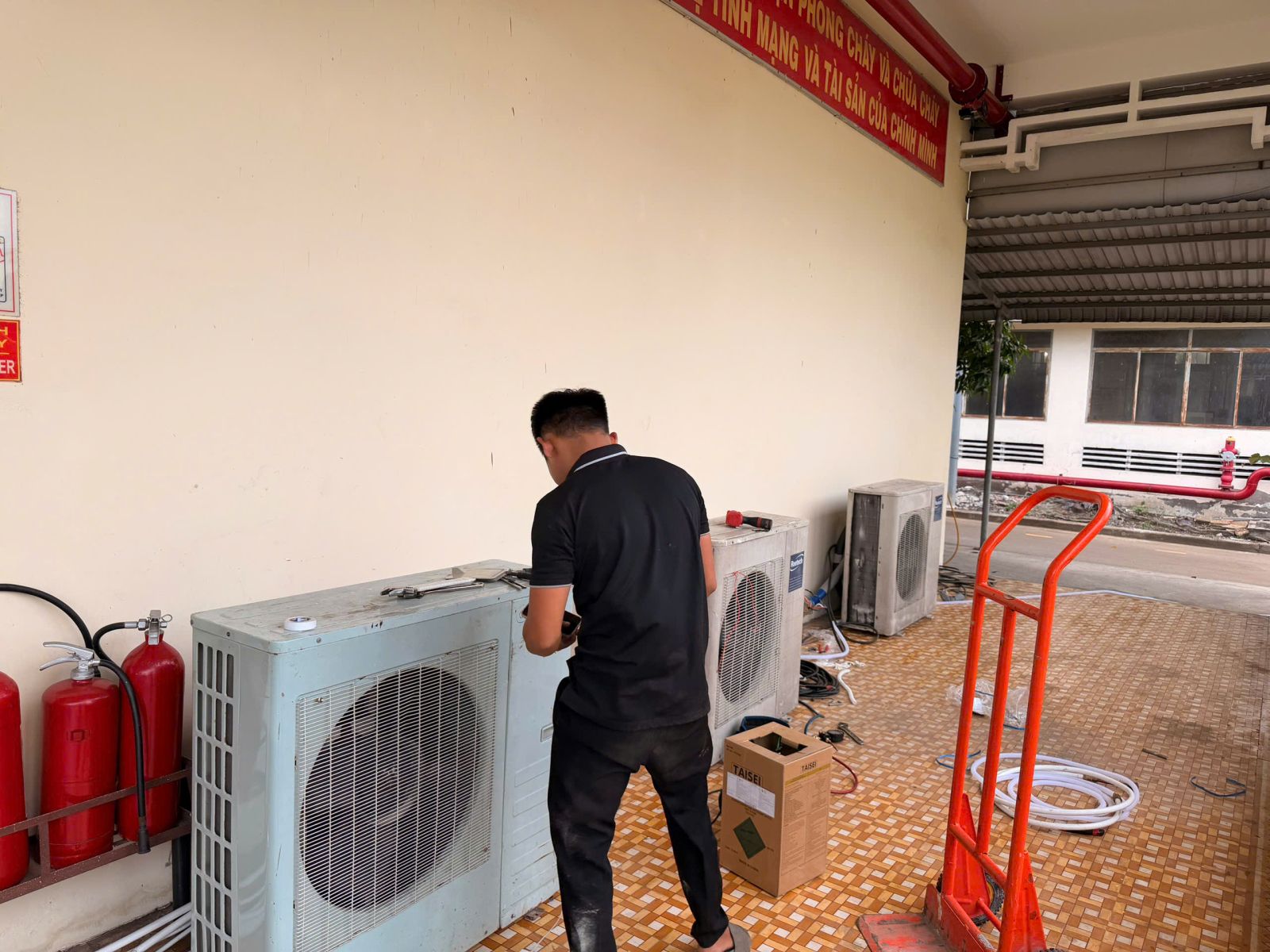 Giá Thuê Máy Lạnh Công Nghiệp: Nhân sự thao tác cạnh dàn nóng; phạm vi nhân công cần được xác nhận trong báo giá.
