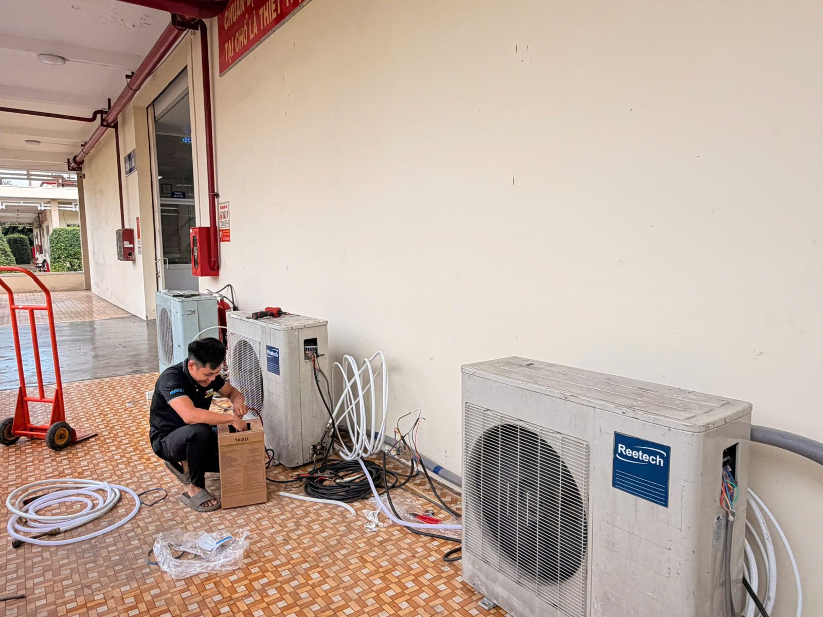 Giá Thuê Máy Lạnh Công Nghiệp: Vật tư và dụng cụ tại khu vực kết nối dàn nóng, minh họa phần triển khai cần dự toán.