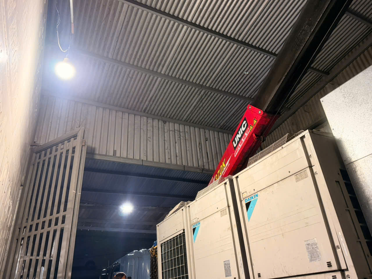 Dàn nóng Daikin và tủ mạ kẽm trong kho - Thuê Máy Lạnh Theo Tháng Điện Lạnh Đại Hùng Dũng