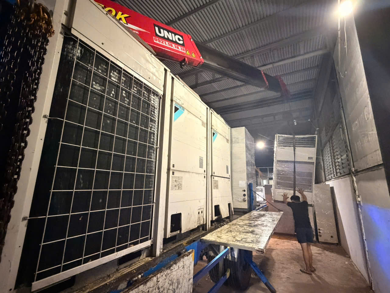 Xe tải cẩu chở dàn nóng Daikin và tủ công nghiệp - Thuê Máy Lạnh Theo Tháng Điện Lạnh Đại Hùng Dũng