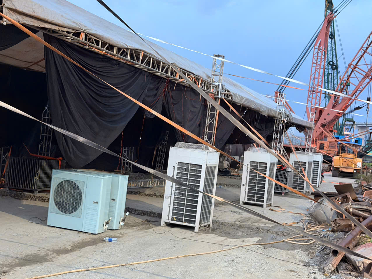 Dàn nóng điều hòa công nghiệp đặt cạnh rạp sự kiện - Cho Thuê Điều Hòa Công Nghiệp Điện Lạnh Đại Hùng Dũng