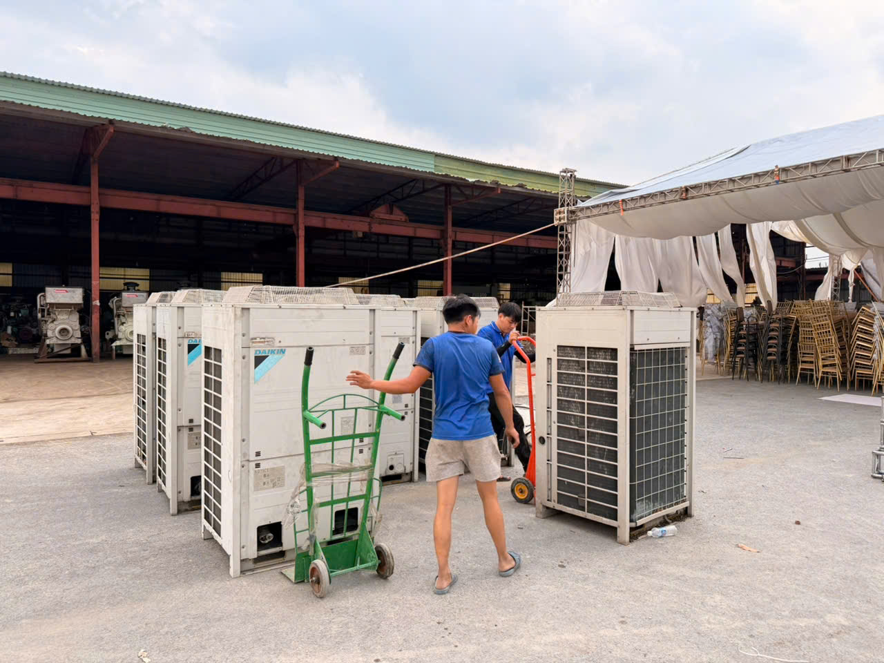 Vận chuyển dàn nóng Daikin VRV bằng xe đẩy - Cho Thuê Điều Hòa Công Nghiệp Điện Lạnh Đại Hùng Dũng