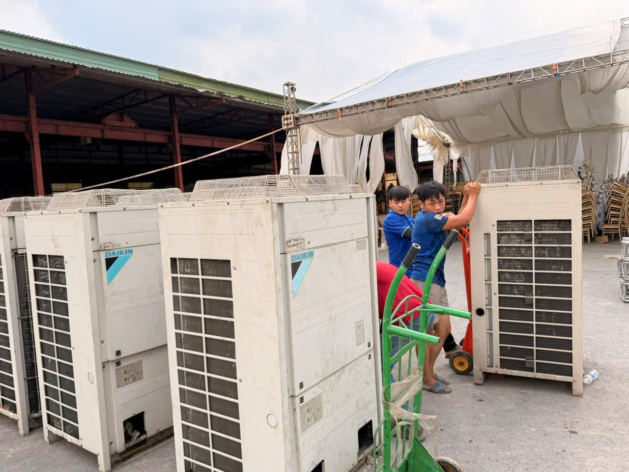 Di dời dàn nóng VRV Daikin bằng xe đẩy chuyên dụng - Cho Thuê Máy Lạnh Công Suất Lớn Điện Lạnh Đại Hùng Dũng