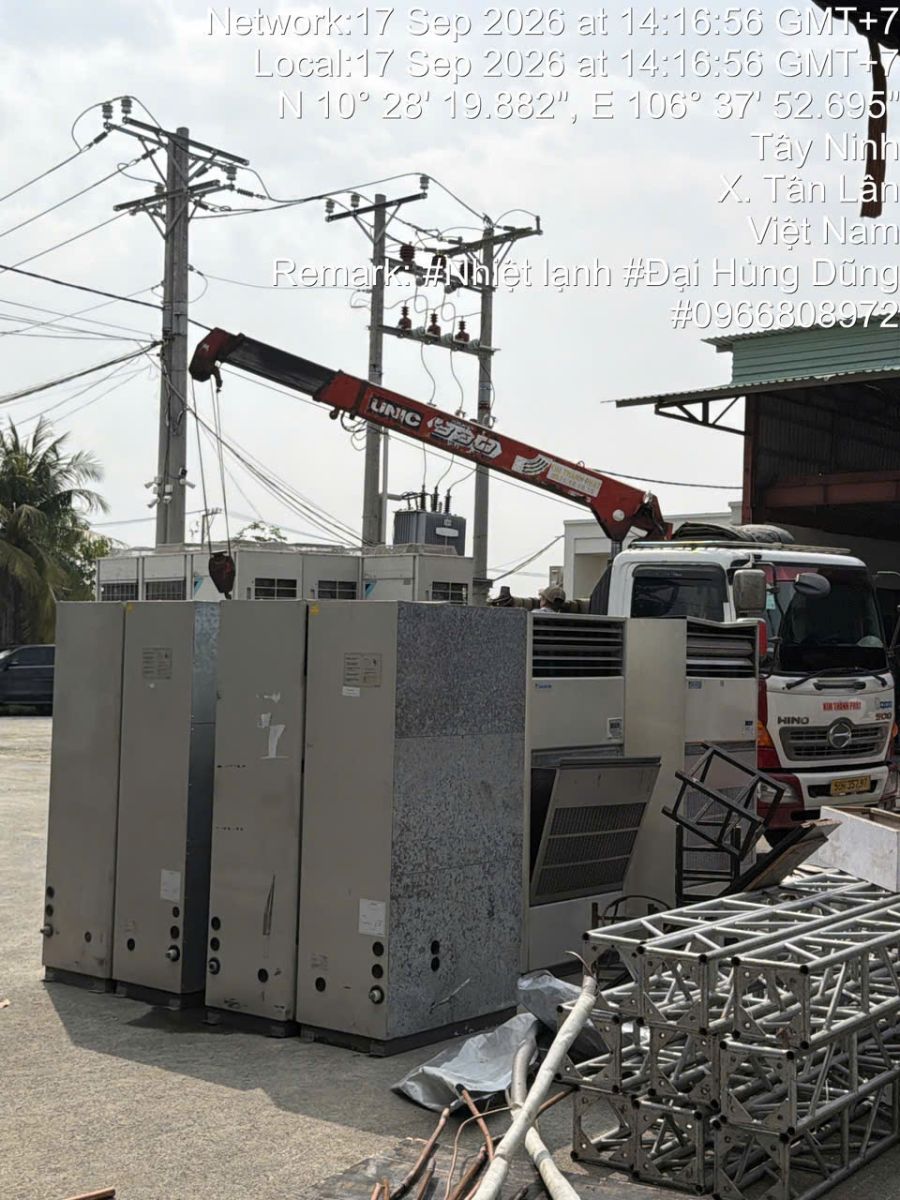 Xe tải cẩu chở dàn nóng Daikin và tủ lớn - Báo Giá Cho Thuê Máy Lạnh Công Nghiệp Điện Lạnh Đại Hùng Dũng