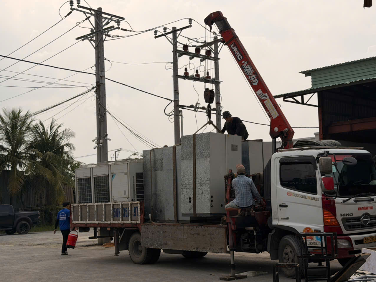 Đội ngũ chằng buộc và đẩy tủ máy lạnh trên xe tải - Thuê Máy Lạnh Theo Tháng Điện Lạnh Đại Hùng Dũng