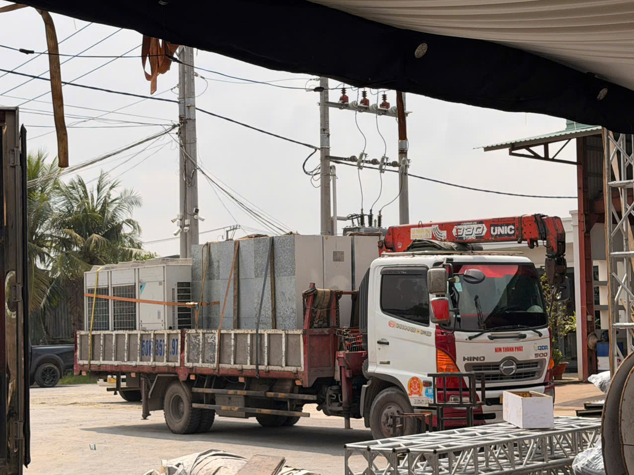 Xe cẩu nâng dàn nóng Daikin trong kho - Thuê Máy Lạnh Theo Tháng Điện Lạnh Đại Hùng Dũng