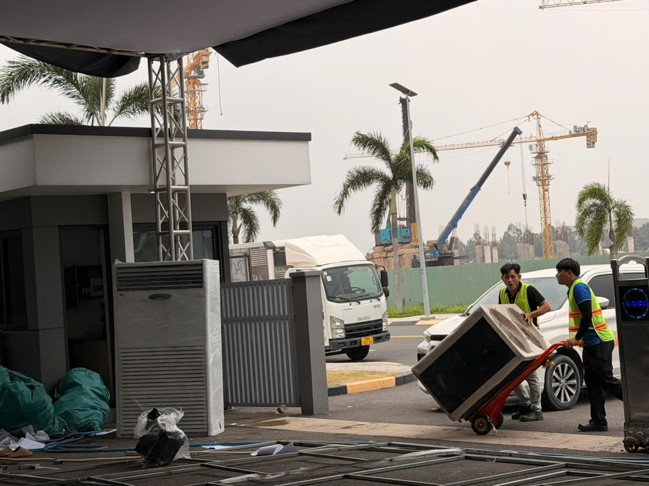 Dàn nóng Daikin công suất lớn và xe đẩy tại hiện trường Thuê Máy Lạnh Theo Ngày