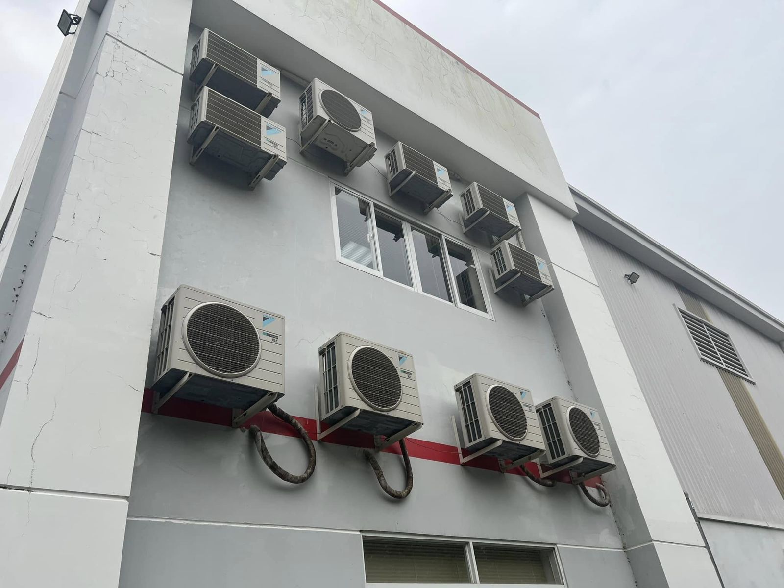 Cụm dàn nóng Daikin R32 gắn tường nhà xưởng cần Sửa Máy Lạnh Công Nghiệp KCN VSIP