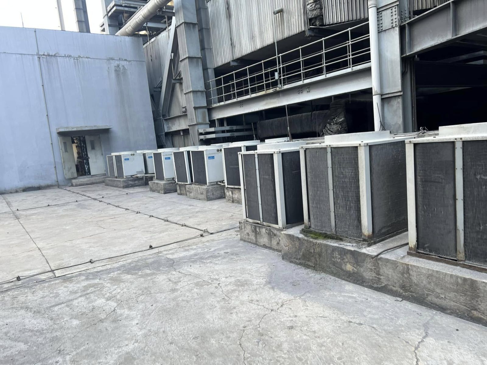 Dãy chiller giải nhiệt gió trên bệ bê tông cần Sửa Máy Lạnh Công Nghiệp KCN VSIP
