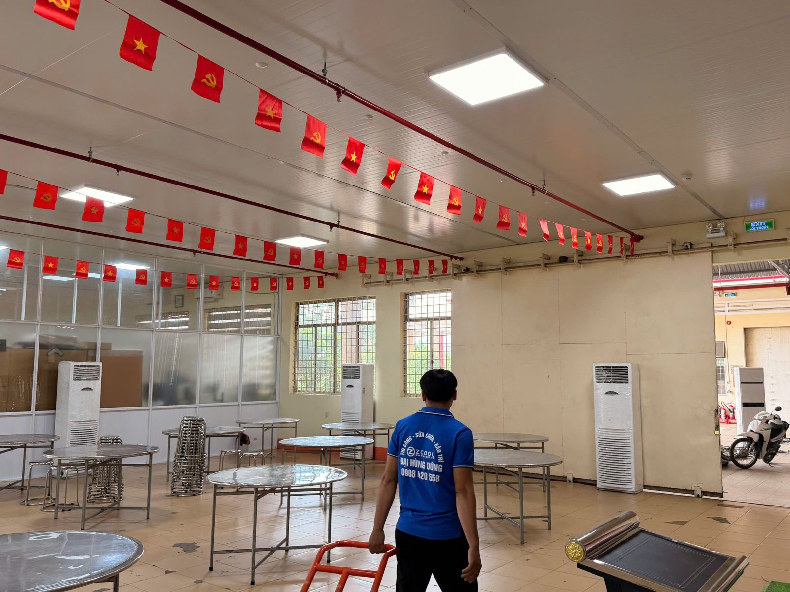 Cho Thuê Máy Lạnh: Bố trí máy tủ đứng quanh khu bàn inox, ngăn với khu máy móc bằng vách kính.