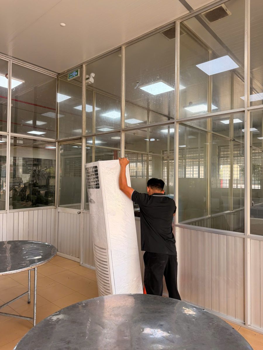 Cho Thuê Máy Lạnh: Thi công đường ống sát vách kính, phần thân máy đang mở; cần hoàn thiện trước bàn giao.