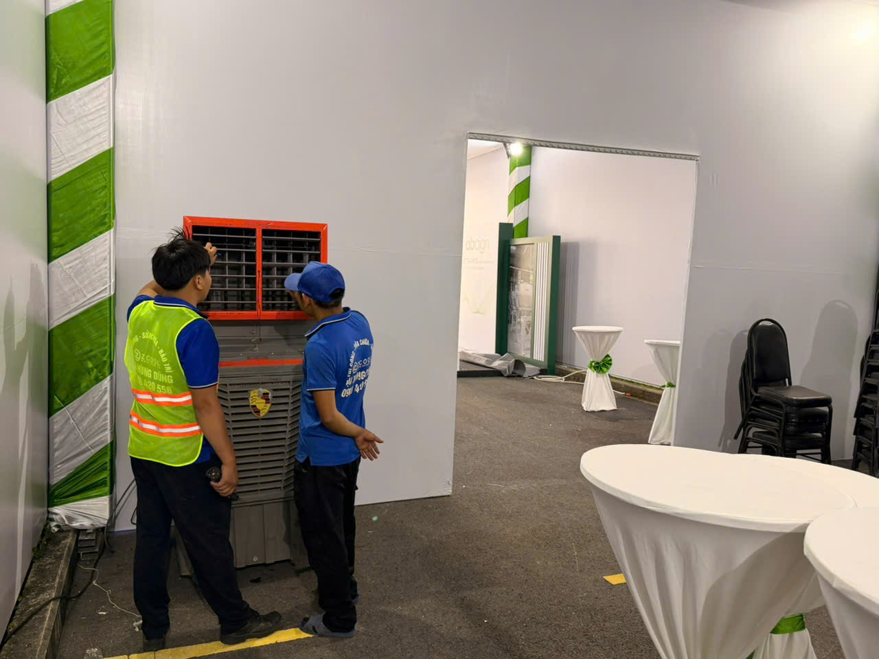 Vận chuyển tủ đứng vào nhà ăn nhà xưởng - Thuê Điều Hòa Công Nghiệp Điện Lạnh Đại Hùng Dũng