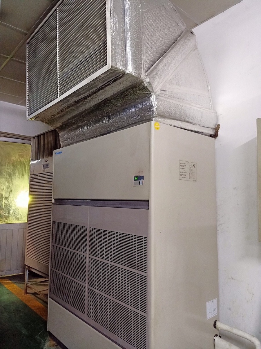 Máy lạnh tủ đứng Daikin trong xưởng may dùng cho thuê máy lạnh dài hạn