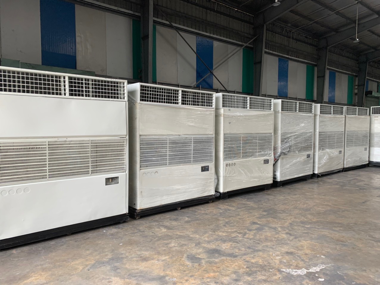 Dãy máy lạnh tủ đứng công nghiệp trong kho sẵn sàng cho thuê máy lạnh dài hạn