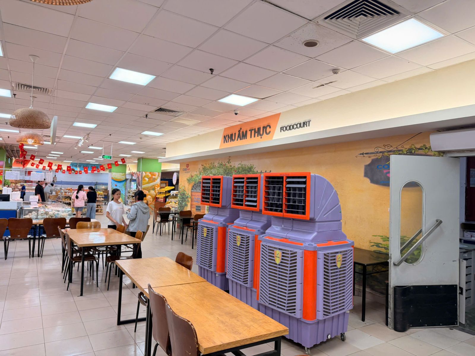 Ba quạt công nghiệp bố trí dọc tường khu ẩm thực giữ lối đi, cho thuê quạt công nghiệp giá rẻ