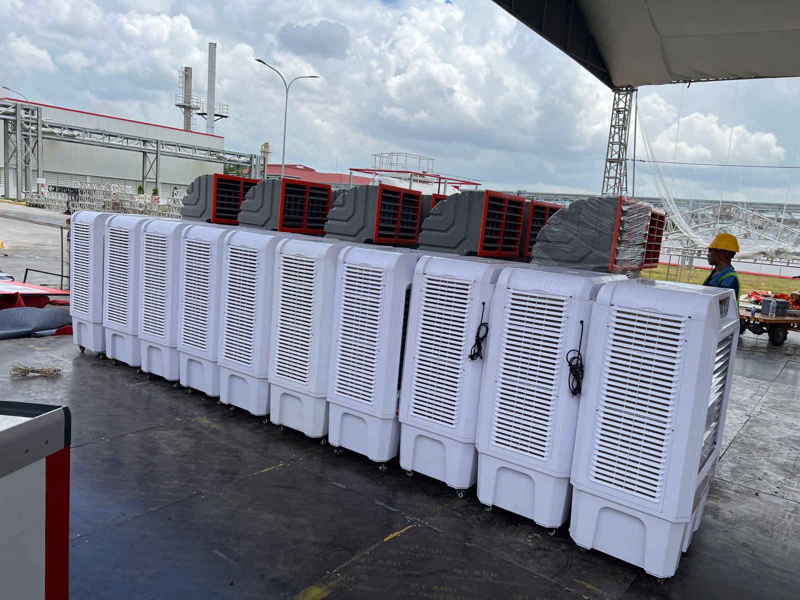 Thuê Quạt Hơi Nước với các thiết bị xám cam và trắng tập kết tại khu vực sự kiện