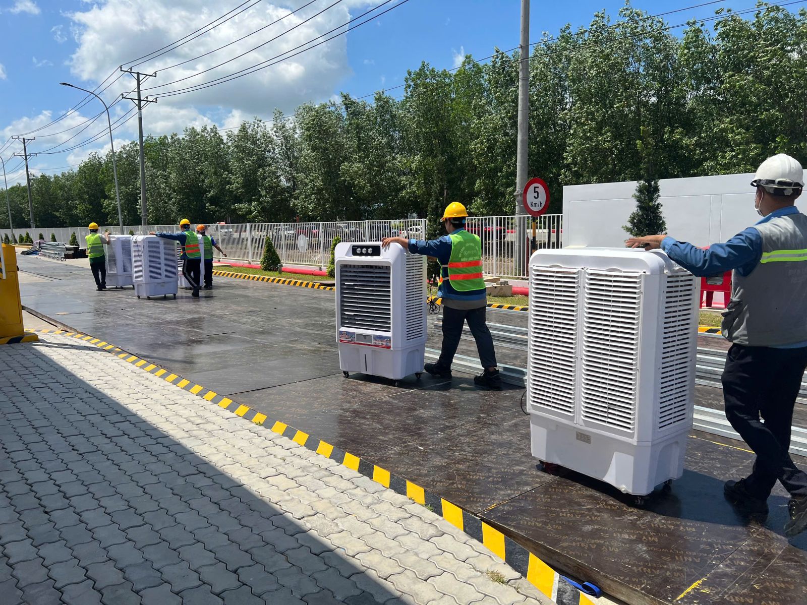 Cho Thuê Quạt Đứng Công Nghiệp bố trí thiết bị làm mát trong tiệc cưới và sự kiện