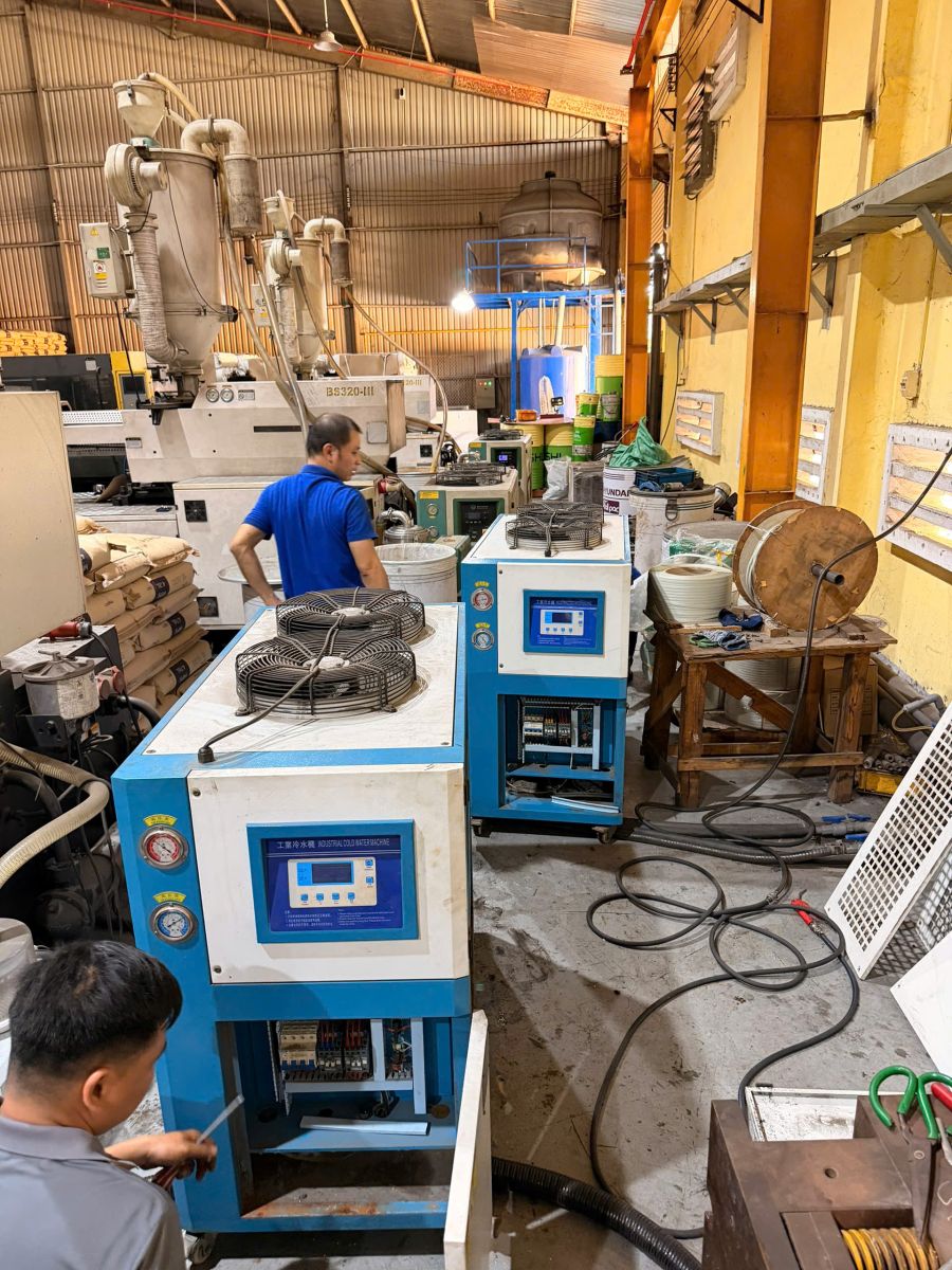 Sửa Chữa Máy Lạnh Công Nghiệp Đồng Nai kiểm tra máy làm lạnh nước công nghiệp trong nhà xưởng