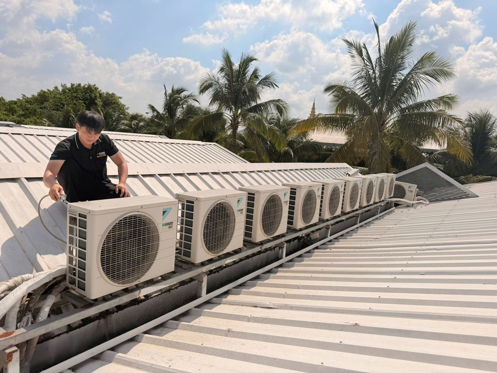Dãy dàn nóng Daikin R32 trên mái tôn được vệ sinh - Điện Lạnh Đại Hùng Dũng Sửa Chữa Máy Lạnh Công Nghiệp