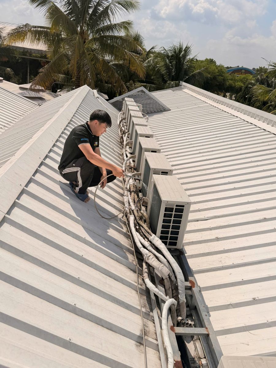 Vệ sinh dàn nóng và kiểm tra ống đồng bảo ôn trên mái - Sửa Chữa Máy Lạnh Công Nghiệp Bình Dương