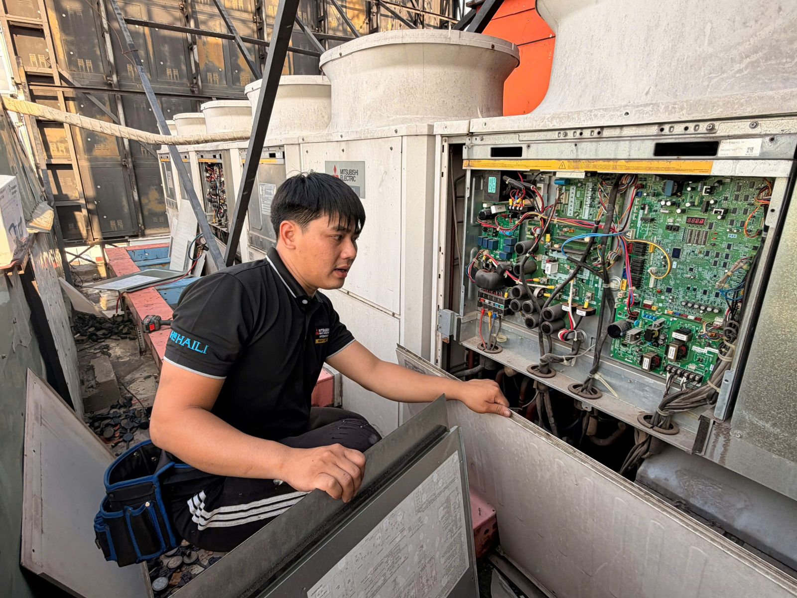 Điện Lạnh Đại Hùng Dũng - Kỹ Thuật Viên Mang Túi Đồ Nghề Thực Hiện Bảo Trì Máy Lạnh Nhà Xưởng Bình Dương