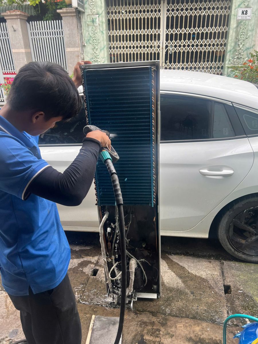 Rửa dàn trao đổi nhiệt tủ đứng bằng máy phun áp lực - Điện Lạnh Đại Hùng Dũng Sửa Chữa Máy Lạnh Công Nghiệp