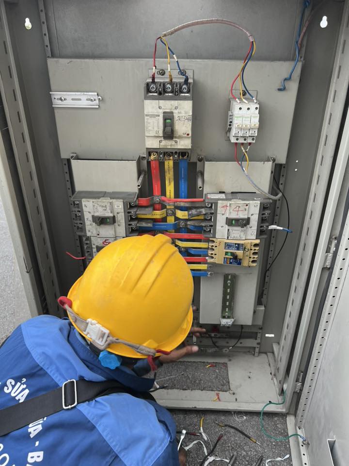 Sửa Máy Lạnh Công Nghiệp KCN Long Hậu - Kỹ Thuật Viên Kiểm Tra Tủ Điện 3 Pha Lớn Điện Lạnh Đại Hùng Dũng