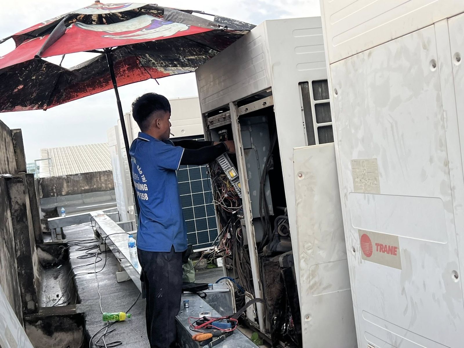 Kỹ thuật viên Điện Lạnh Đại Hùng Dũng đấu nối tủ điện phân phối - Điện lạnh Đại Hùng Dũng