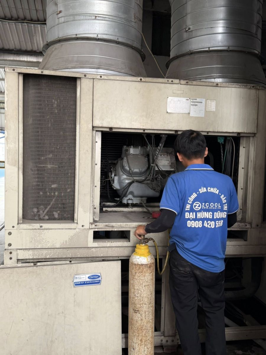 Kỹ thuật viên Điện Lạnh Đại Hùng Dũng đo kiểm tủ điện dàn nóng VRV - Sửa chữa máy lạnh công nghiệp