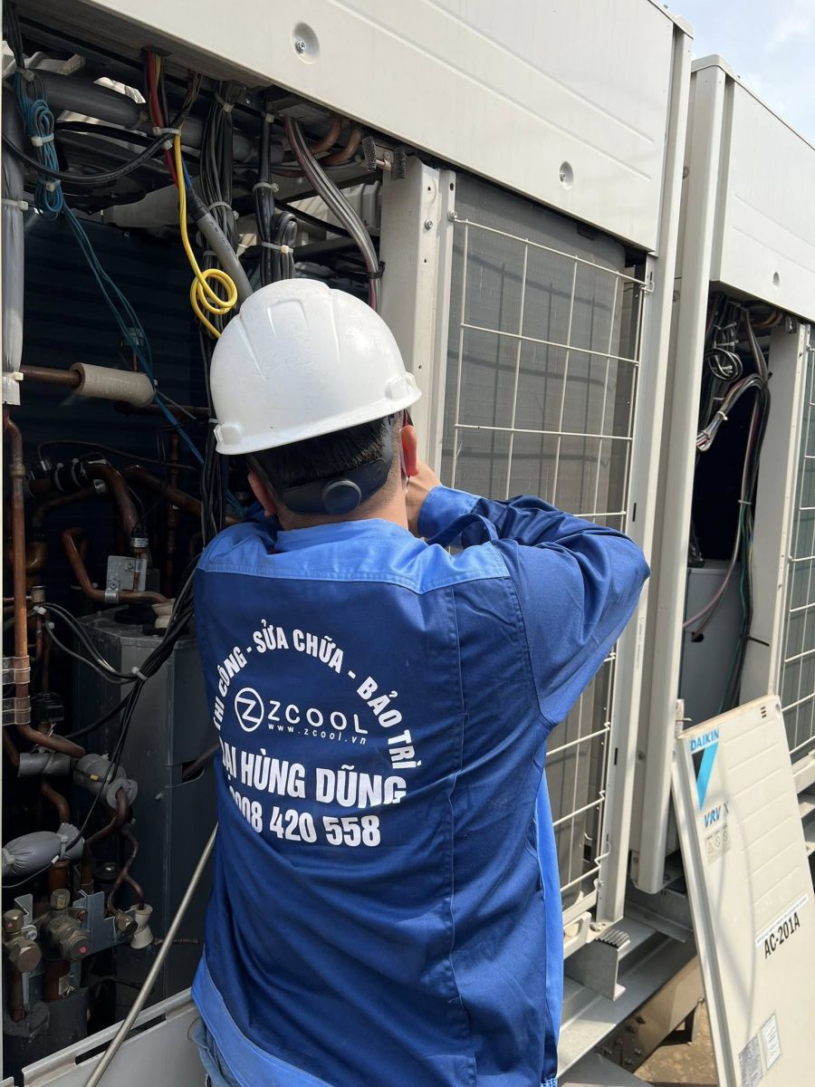Kỹ thuật viên kiểm tra máy lạnh tủ đứng Daikin trong nhà xưởng - Sửa chữa máy lạnh công nghiệp TP HCM