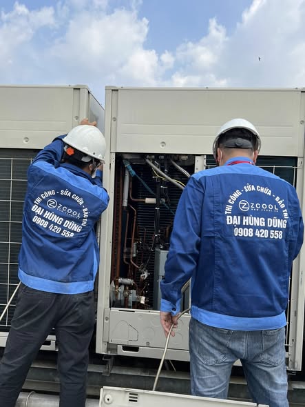 Kỹ thuật viên sửa chữa dàn nóng VRF Trane trên mái - Sửa chữa máy lạnh công nghiệp TP HCM