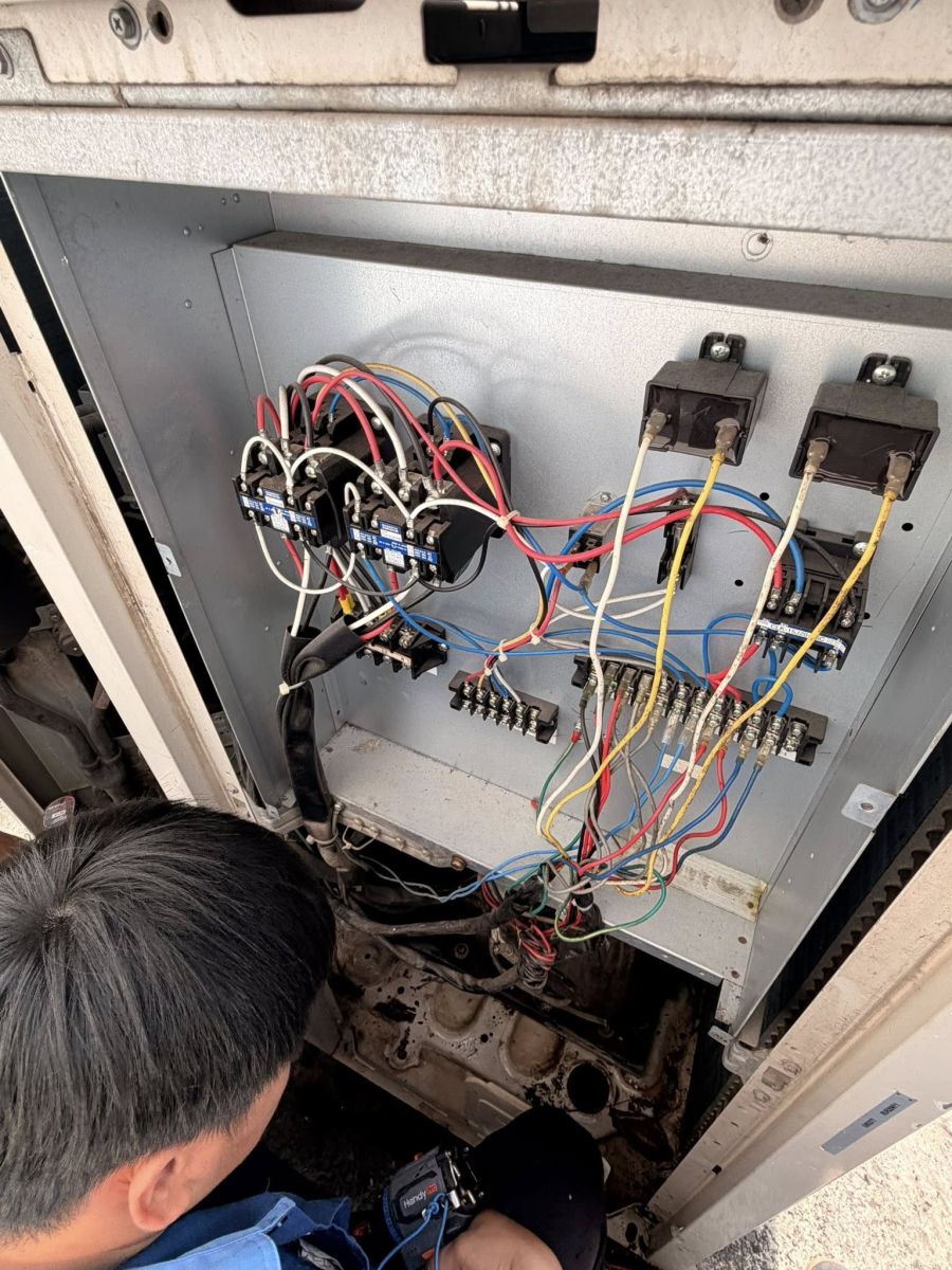 Sửa Máy Lạnh Công Nghiệp KCN Hiệp Phước - Điện Lạnh Đại Hùng Dũng Kiểm Tra Tủ Điện