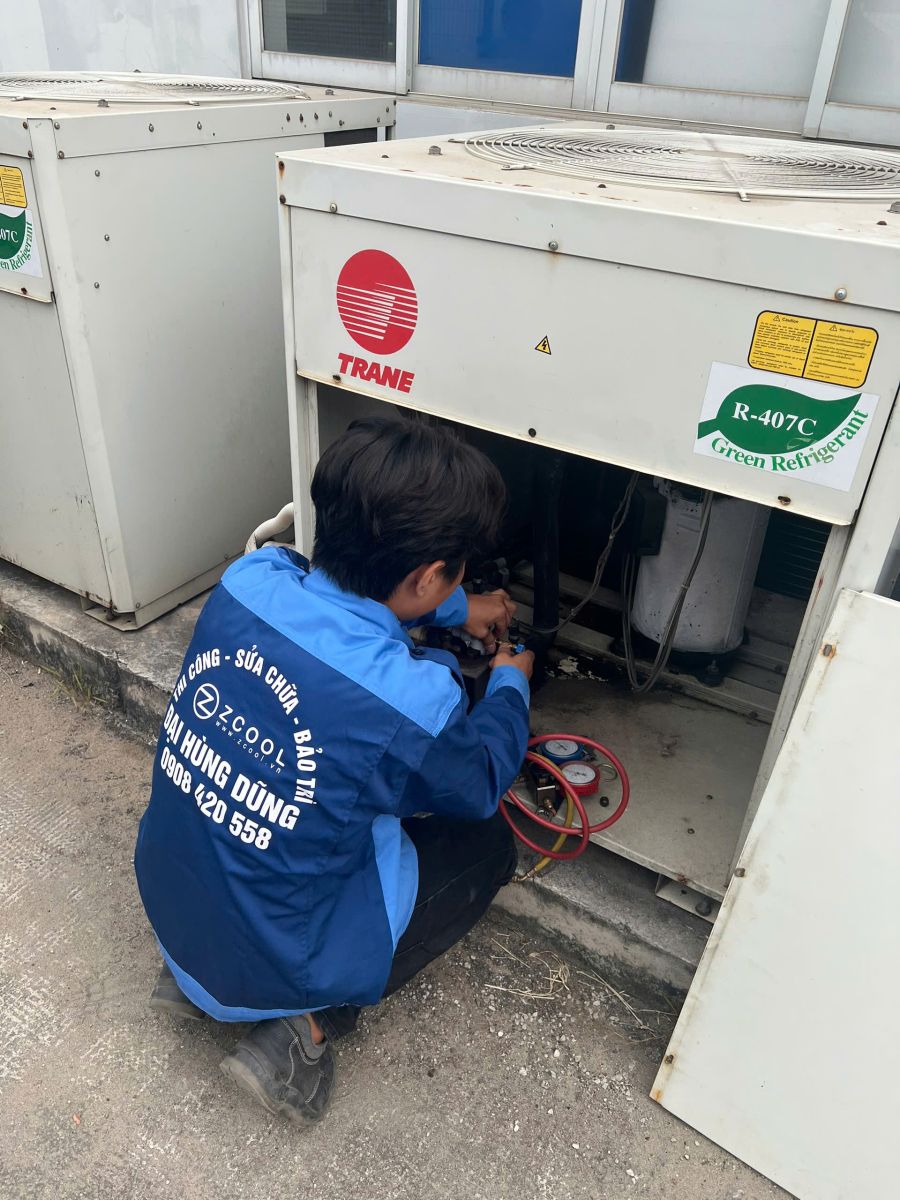 Kỹ thuật viên sửa máy lạnh công nghiệp KCN Sóng Thần kiểm tra dàn nóng Trane R-407C