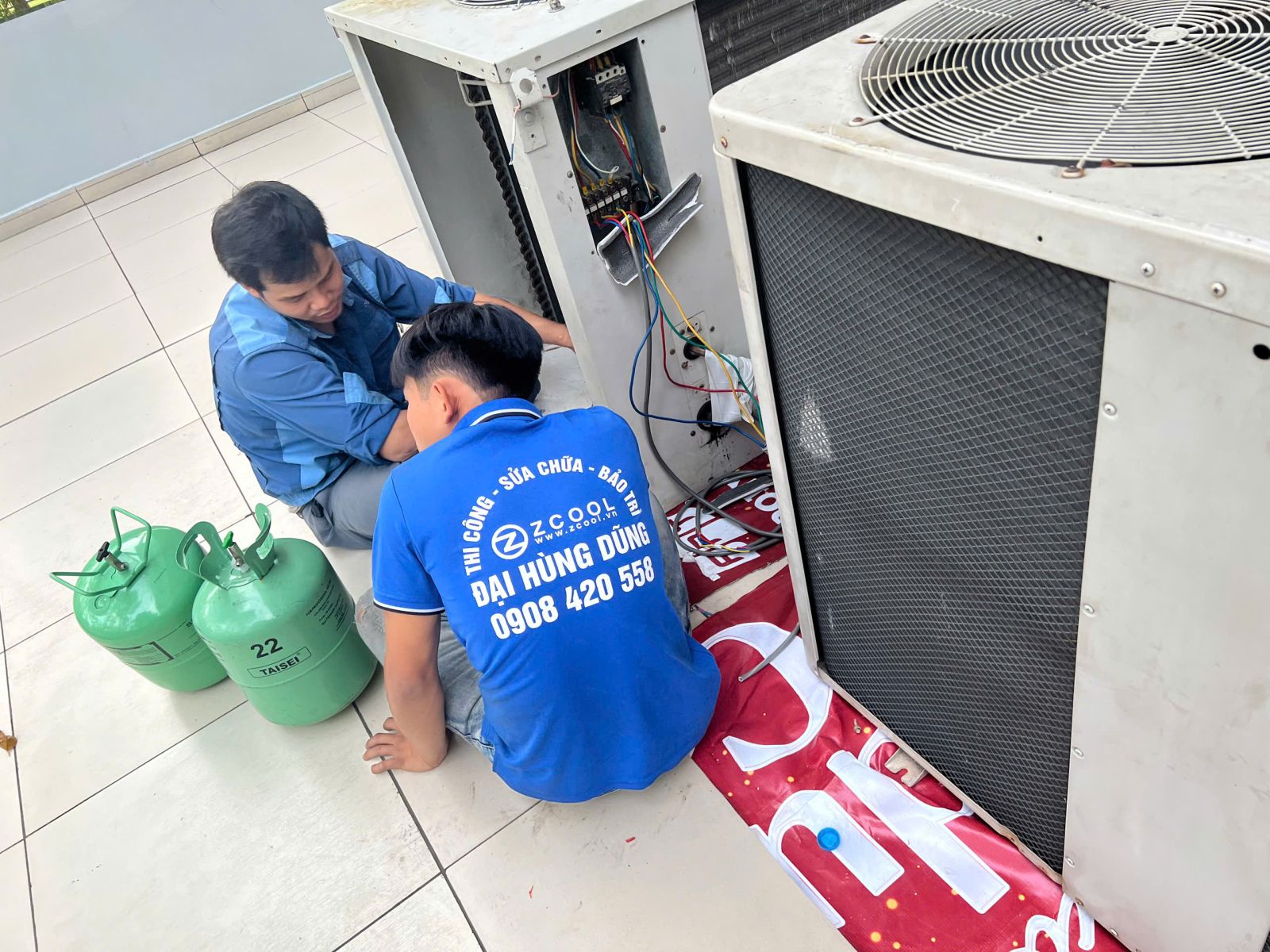 Đo áp suất gas khi sửa máy lạnh công nghiệp KCN Sóng Thần bằng đồng hồ nạp gas Điện Lạnh Đại Hùng Dũng
