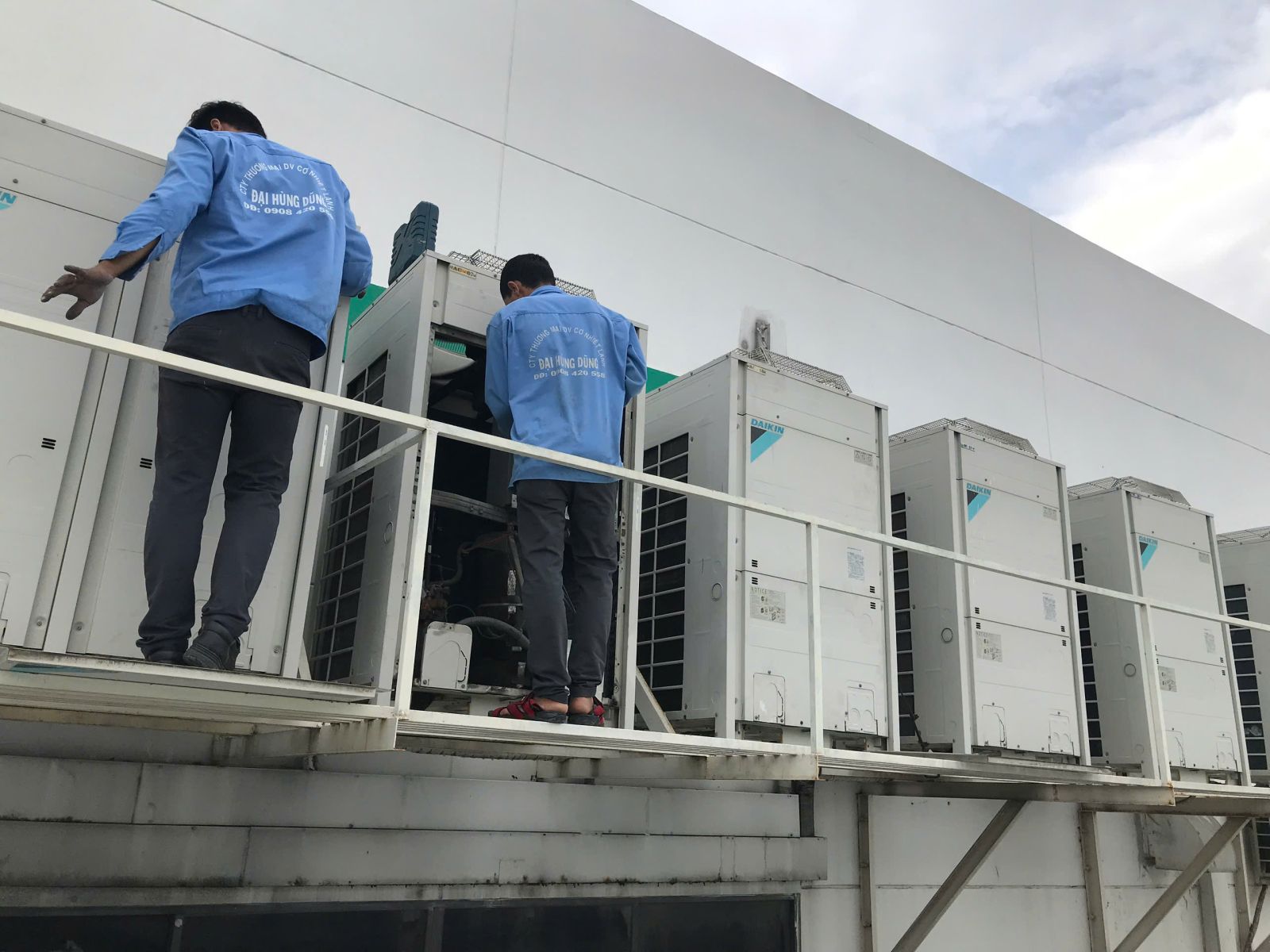 Thanh Lý Máy Lạnh Công Nghiệp Giá Cao - Kỹ Thuật Viên Điện Lạnh Đại Hùng Dũng Tháo Dỡ Cụm VRV Daikin Trên Vách Thép