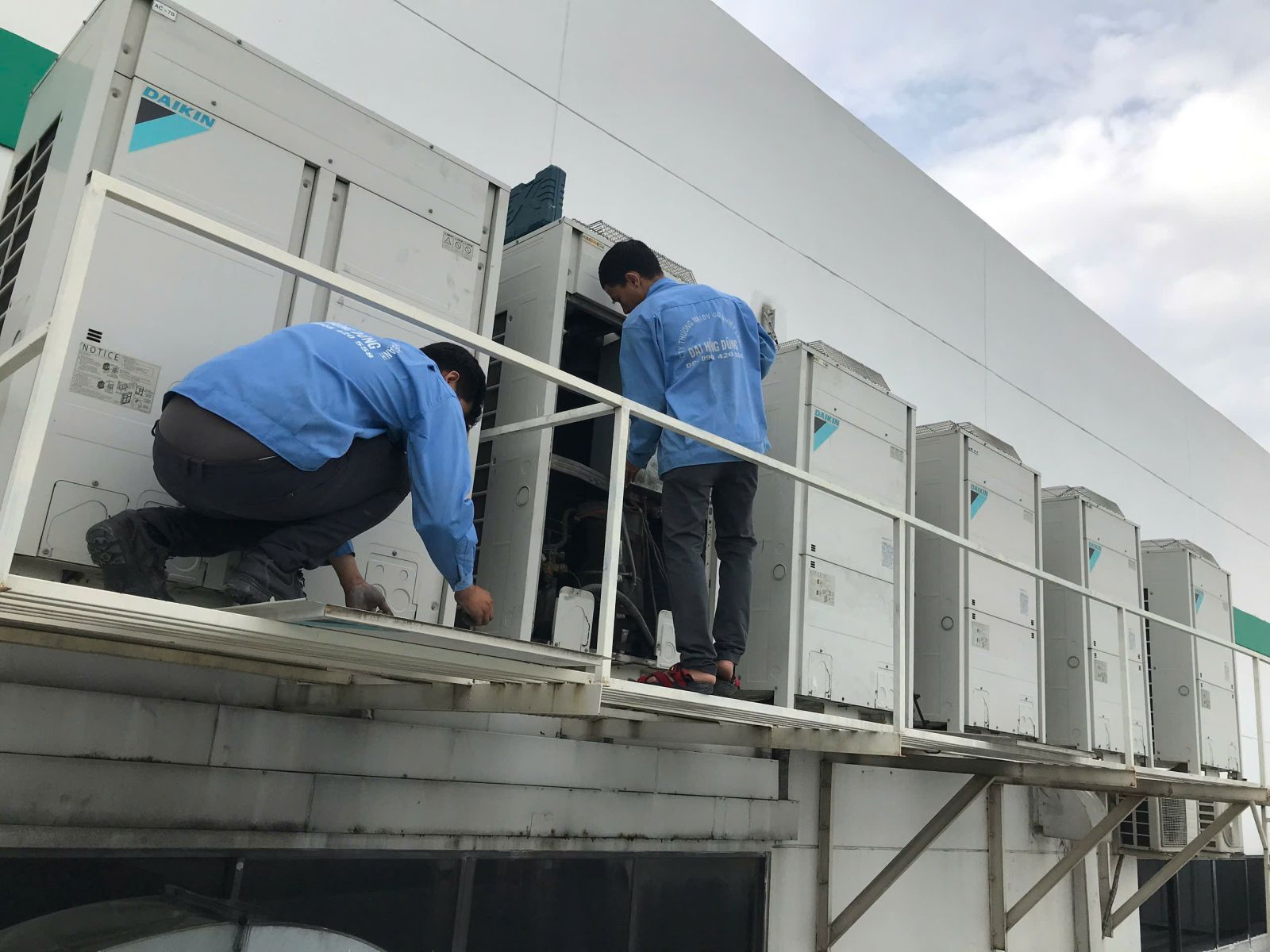 Đội Ngũ Kỹ Thuật Điện Lạnh Đại Hùng Dũng Thi Công Thanh Lý Máy Lạnh Công Nghiệp Cũ