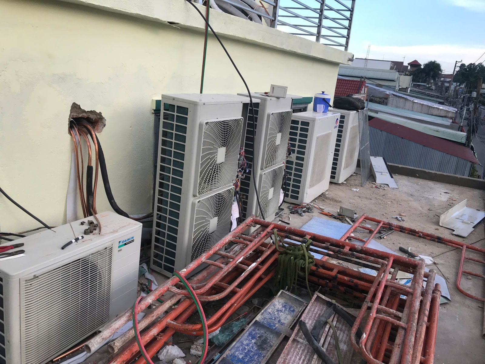 Thanh Lý Máy Lạnh Công Nghiệp - Tập Kết Dàn Nóng Và Giàn Giáo Thi Công Tháo Dỡ Tại Sàn Mái Do Điện Lạnh Đại Hùng Dũng Thực Hiện