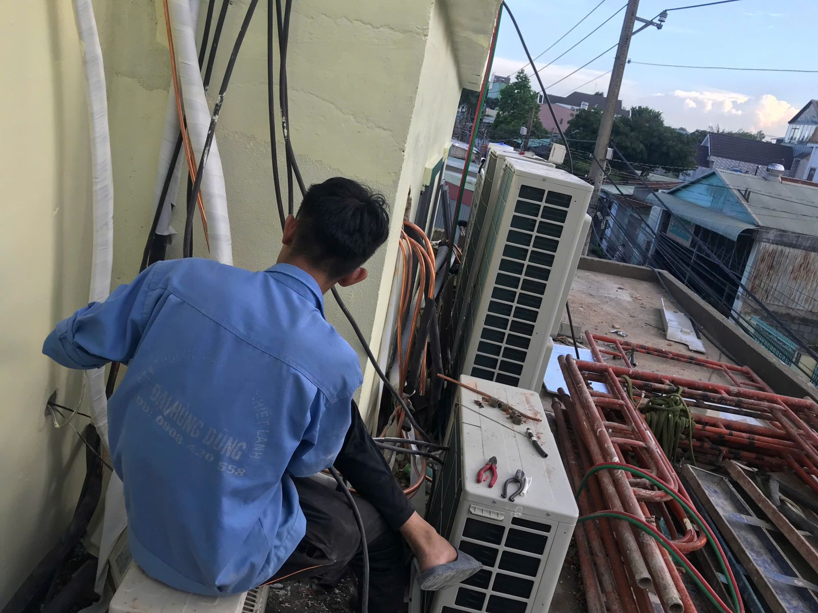 Thanh Lý Máy Lạnh Công Nghiệp Giá Cao - Kỹ Thuật Viên Đang Tỉ Mỉ Cắt Dây Tín Hiệu Và Ống Đồng Lớn
