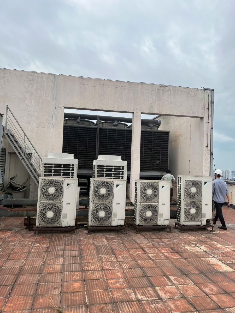 Thanh Lý Hệ Thống Máy Lạnh Công Nghiệp: Bốn dàn nóng Daikin hai quạt phía trước và các cụm thiết bị giải nhiệt phía sau.