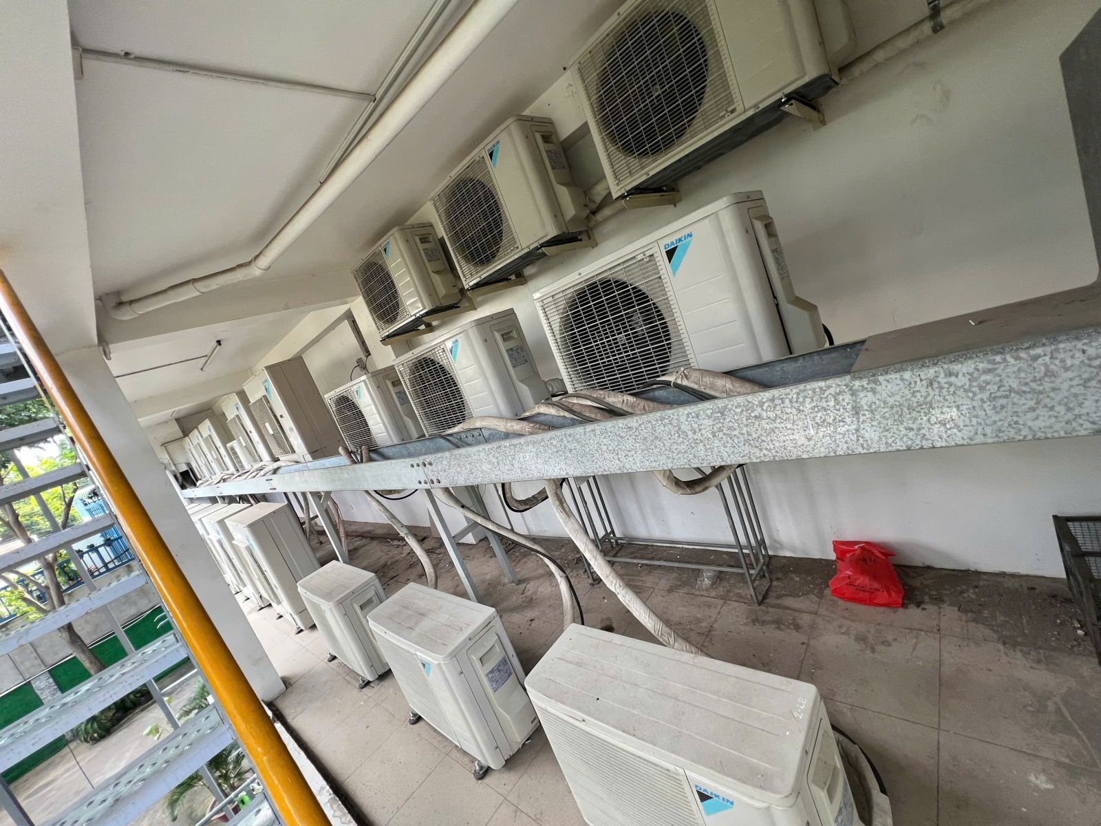 Thu Mua Máy Lạnh Công Nghiệp Dàn Nóng Daikin Lắp Đặt Hành Lang Kỹ Thuật