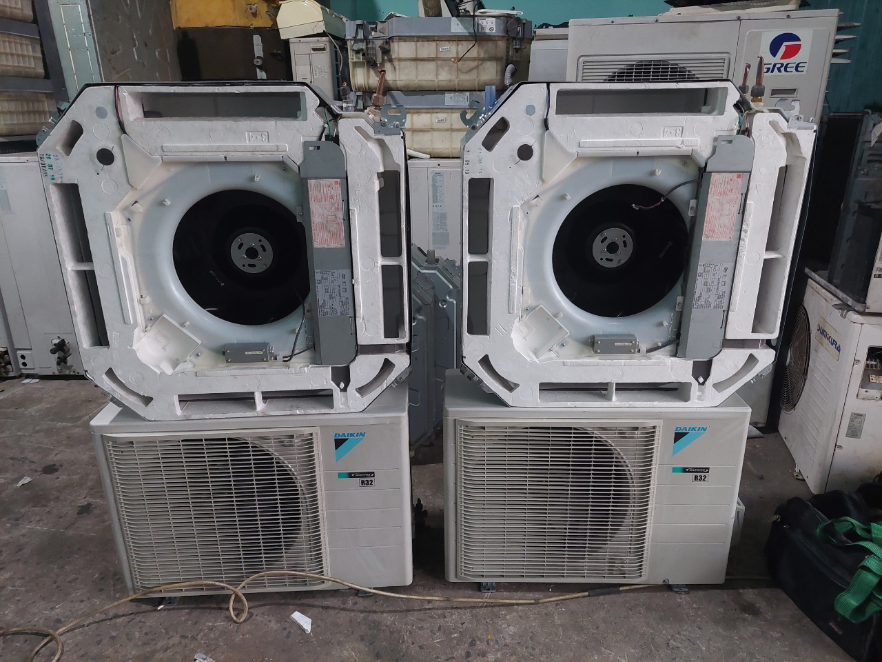 Thu Mua Máy Lạnh Cũ Công Nghiệp - Hai Bộ Máy Lạnh Âm Trần Daikin Inverter R32 Được Tháo Dỡ Nguyên Bộ