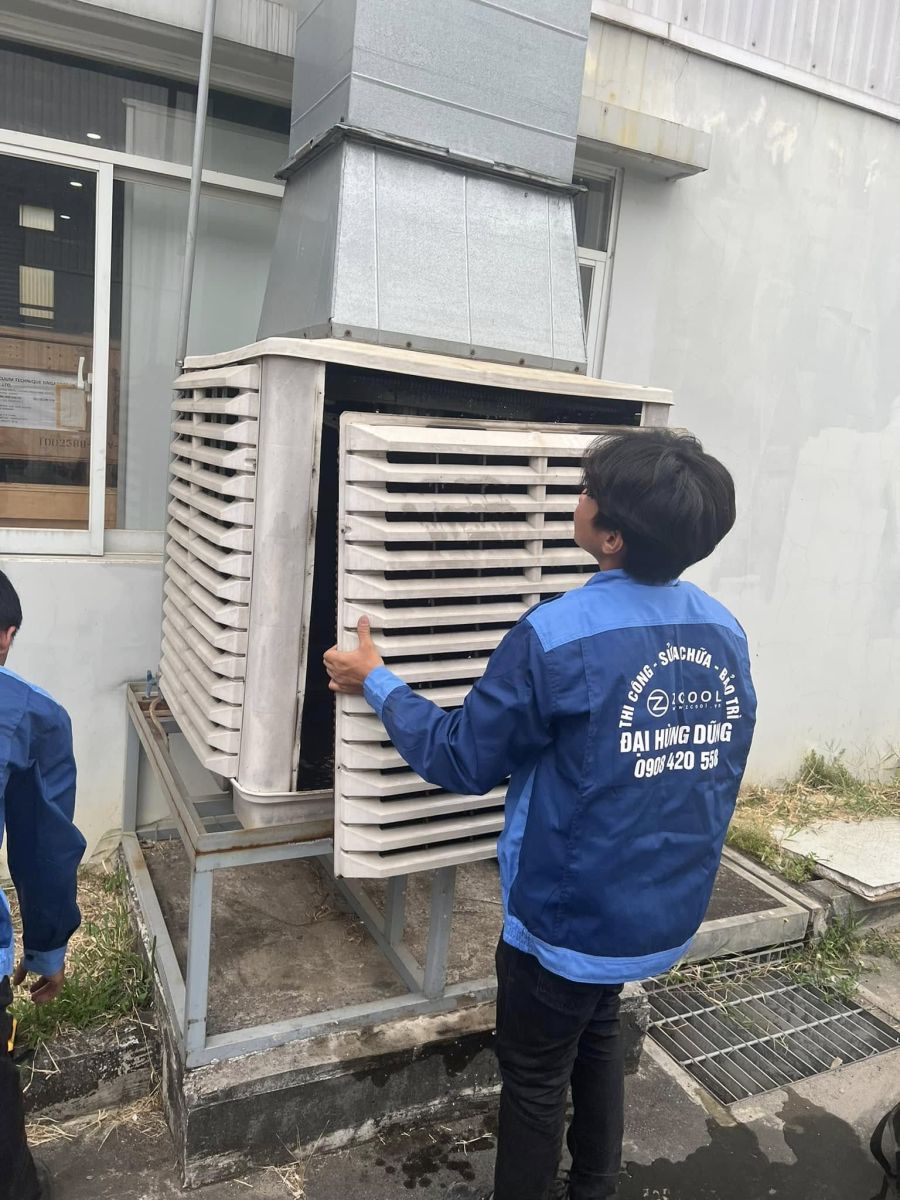 Vệ sinh máy làm mát công nghiệp ngoài trời - Điện Lạnh Đại Hùng Dũng Sửa Máy Lạnh Công Nghiệp