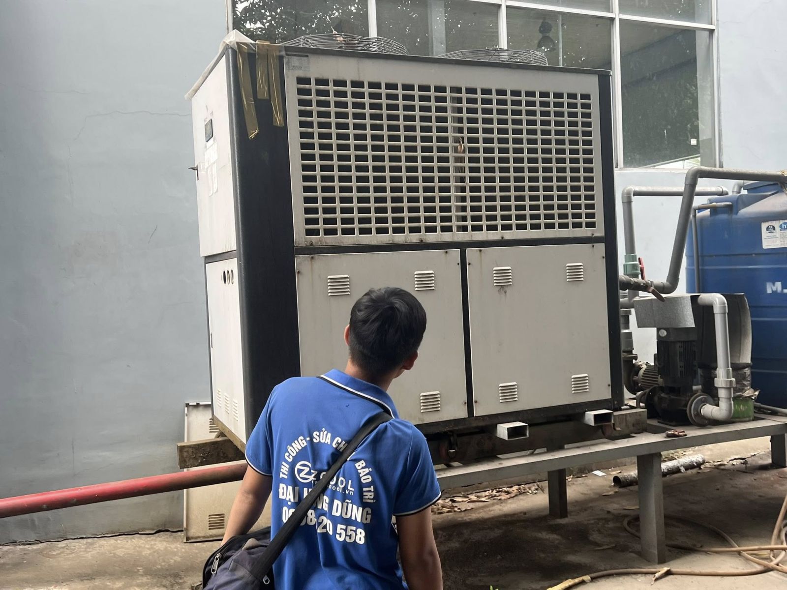 Kiểm tra chiller giải nhiệt gió và bơm nước - Sửa Máy Lạnh Công Nghiệp KCN Tân Tạo
